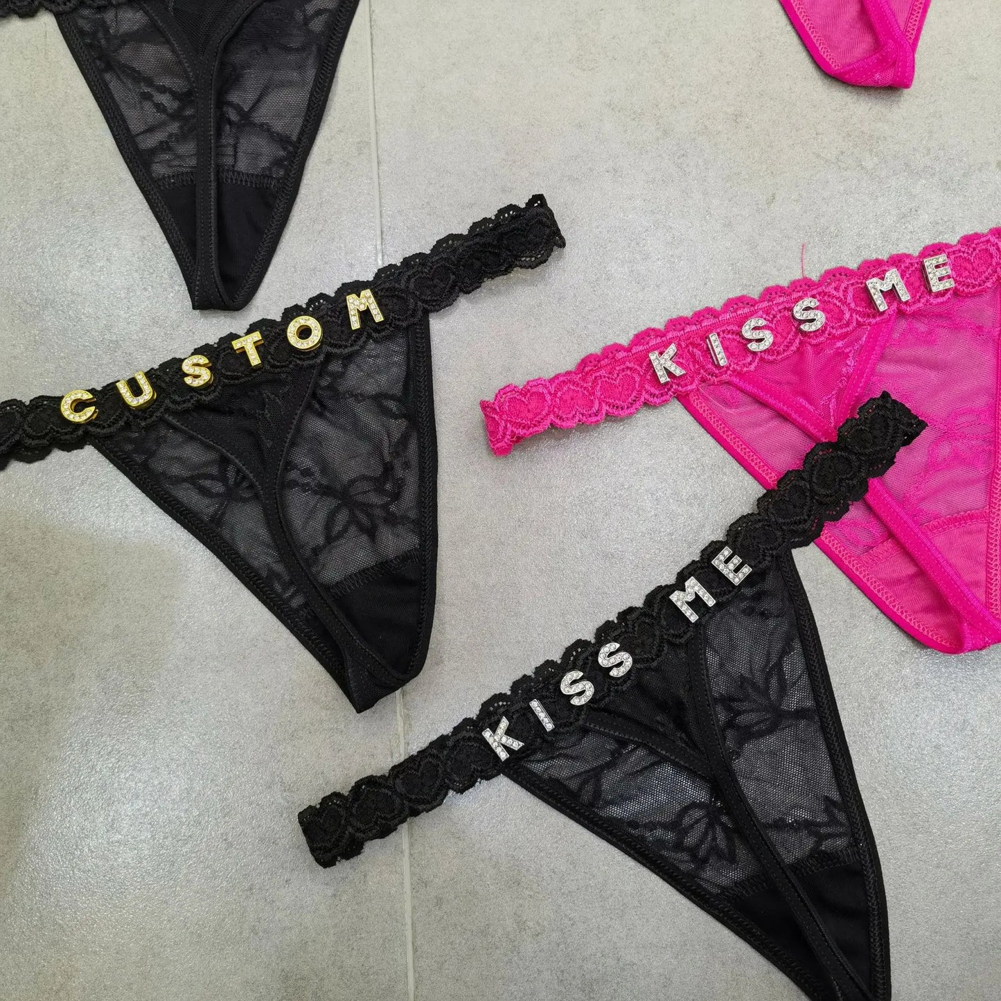 Stringi z personalizowanym napisem