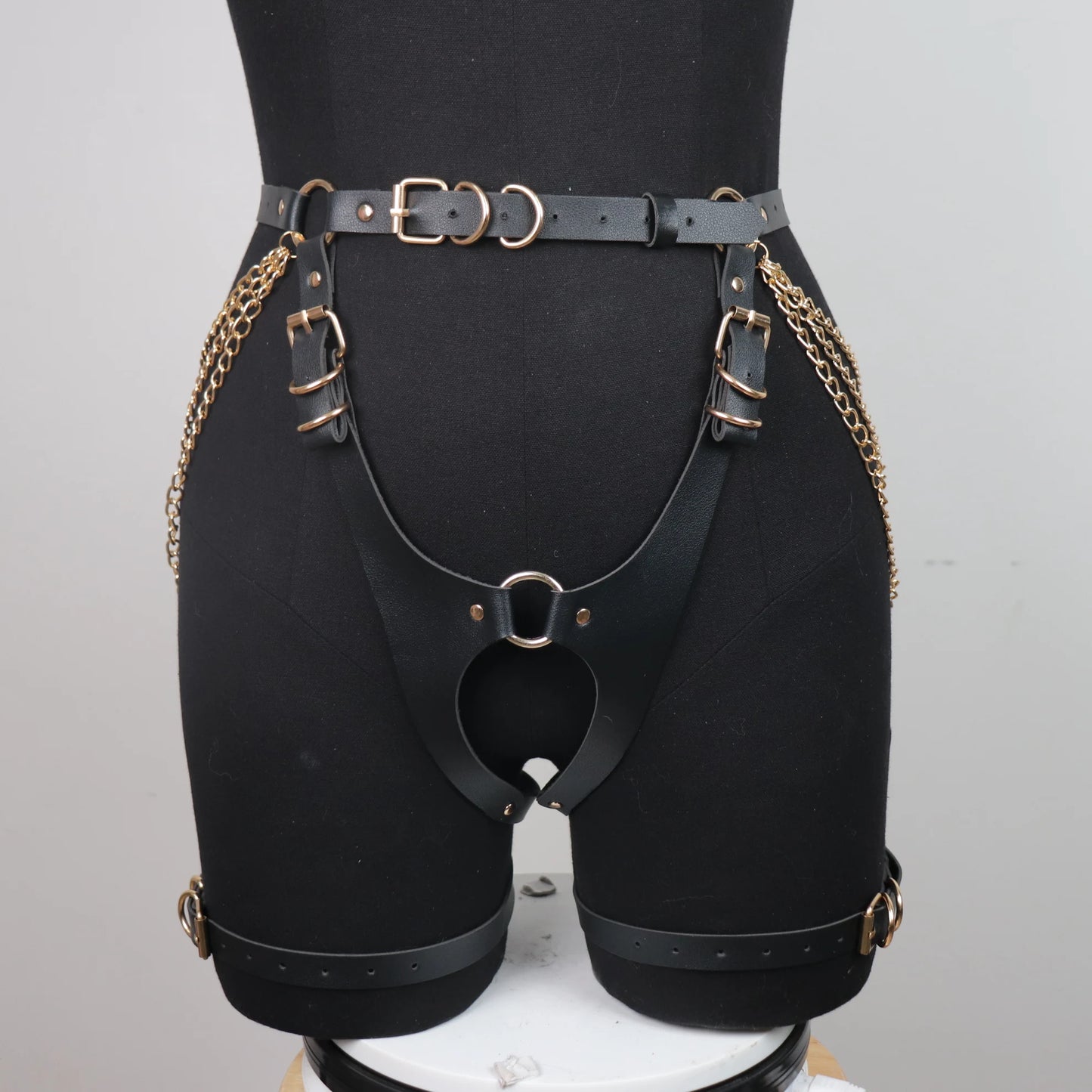 Harness z łańcuszkami
