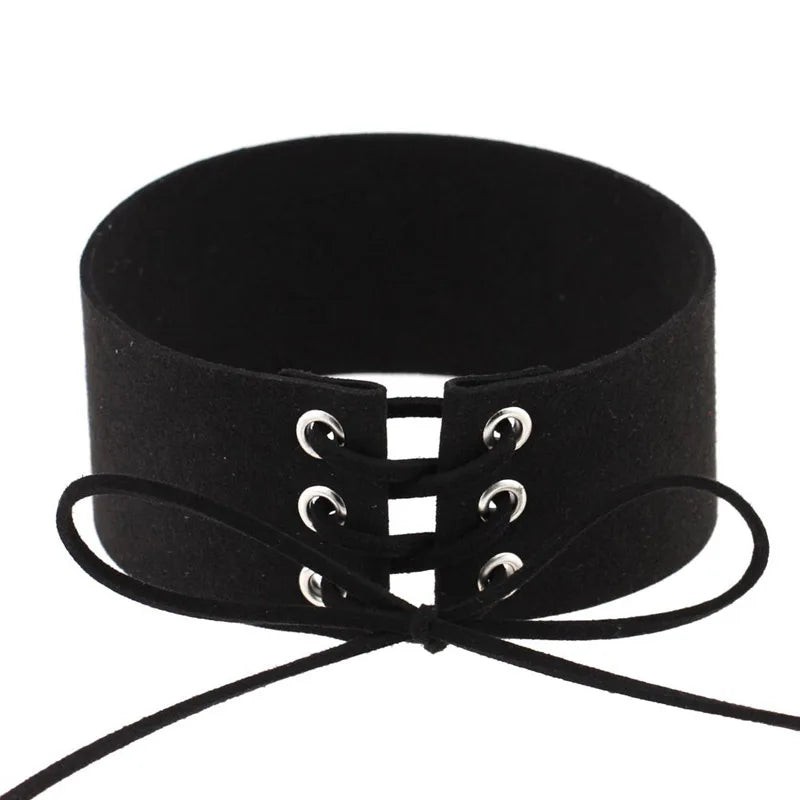 Czarny choker wiązany ze sznurowaniem