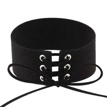Czarny choker wiązany ze sznurowaniem
