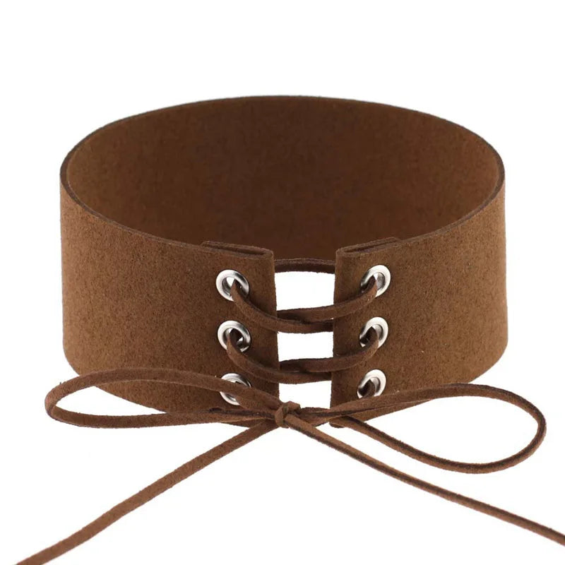 Czarny choker wiązany ze sznurowaniem