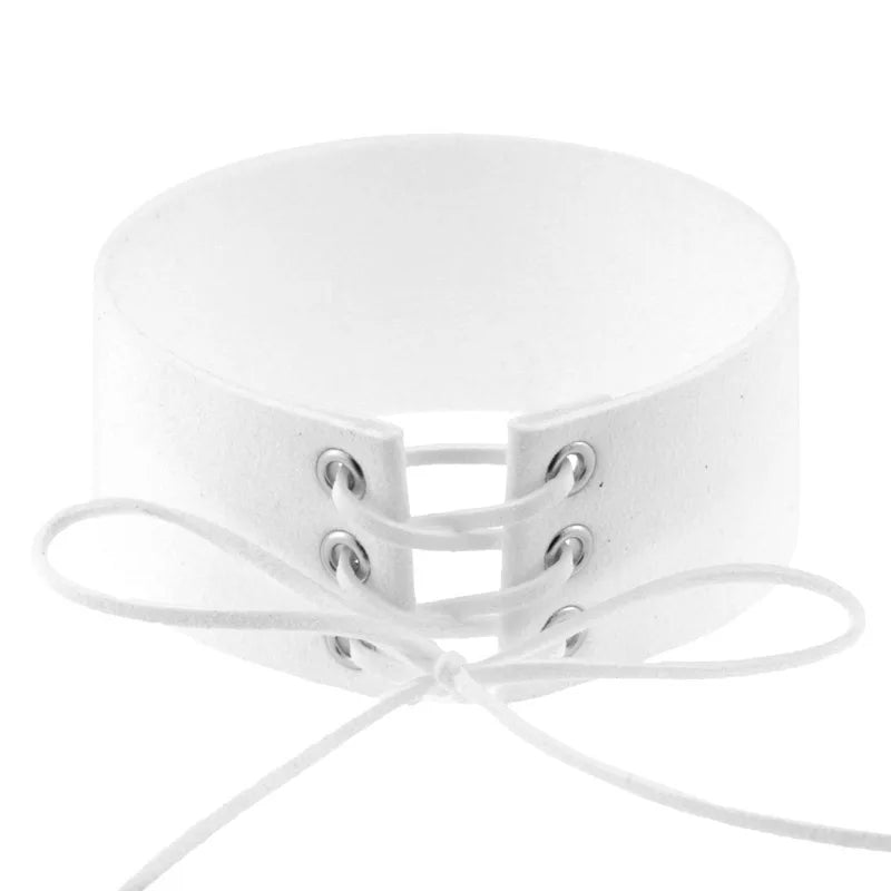 Czarny choker wiązany ze sznurowaniem