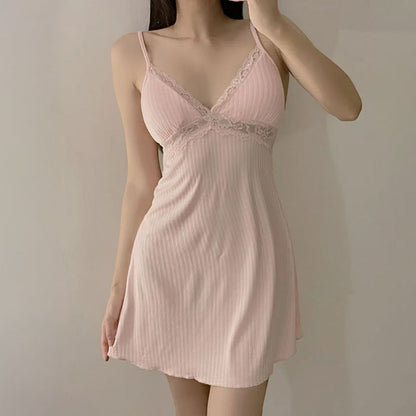 Prążkowana koszulka nocna z koronką